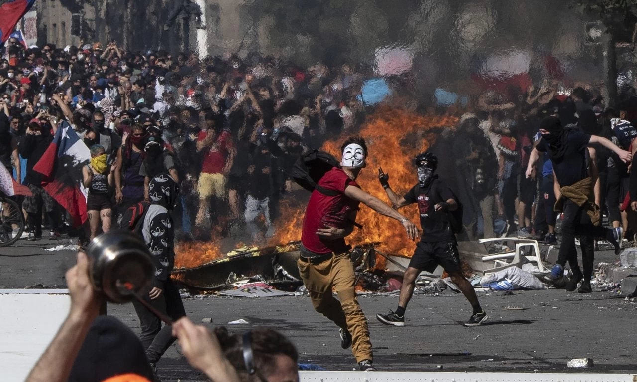 Έβδομη ημέρα ταραχών στη Χιλή – Έχουν συλληφθεί 5.000 άνθρωποι (βίντεο)
